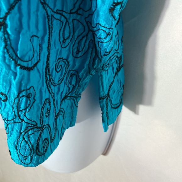 20-18 CHICO'S blue black scroll embroidered crinkled silk button up top 1 - Picture 4 of 7